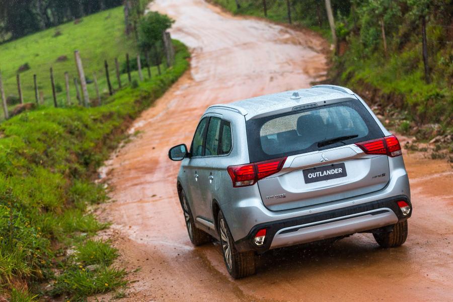  Mitsubishi Outlander HPE-S 2018 года  (LA) (фото 27 из 40)